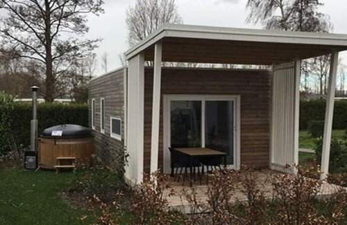 Dordtse Biesbosch Casa | Tiny Cottage Hottub 2+2 by Interhome