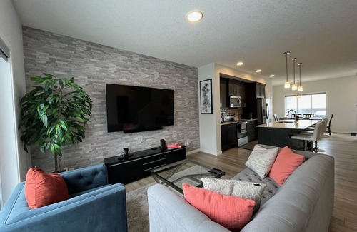 Airdrie Casa | Luxury Home for Long Stays