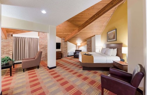 Hebron Casa | Family-Friendly Hotel with Pet-Friendly Rooms, Close to Midland Theatre