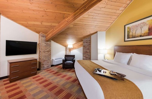 Hebron Casa | Family-Friendly Hotel with Pet-Friendly Rooms, Close to Midland Theatre