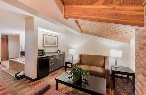 Hebron Casa | Family-Friendly Hotel with Pet-Friendly Rooms, Close to Midland Theatre
