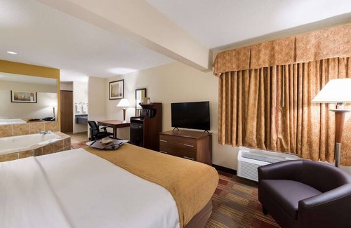 Hebron Casa | Ideal for I-70 Travelers: Modern Rooms w/ Smart TVs and Great Customer Service