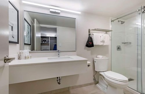 Rockville Casa | Contemporary Suite: Outdoor Pool and Easy I-270 Access