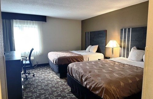 Milwaukee Casa | Norwood Inn Milwaukee-Deluxe Queen Room With Two Queen Beds
