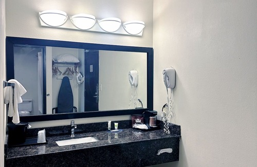 Milwaukee Casa | Norwood Inn Milwaukee-Deluxe Queen Room With Two Queen Beds