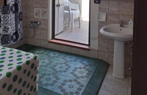San Giovanni Suergiu Casa | Holiday Home 'Da Zia Giovanna' with Private Terrace and Wi-Fi