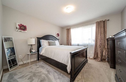 West Edmonton Casa | 3BDRM Home, 5min to WEM/4min to River Cree Casino