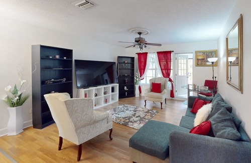 Casselberry Casa | Single-story home with community pool/tennis access, grill, patio, AC, & W/D