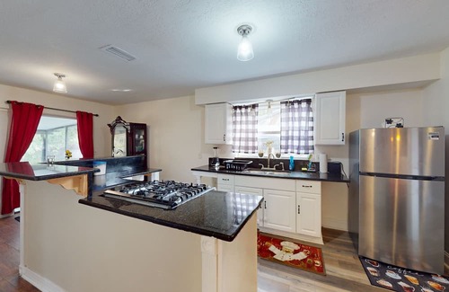 Casselberry Casa | Single-story home with community pool/tennis access, grill, patio, AC, & W/D