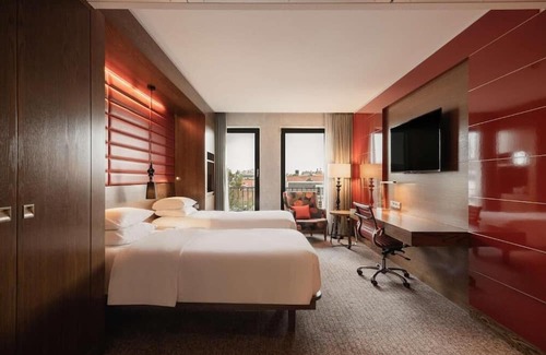 The Hague Center Casa | Your Passport to Relaxation! 2 Spacious Units, Pet-friendly Property!