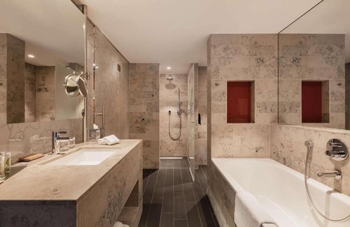 The Hague Center Casa | Stay, Explore, and Unwind in Den Haag's Heart! 3 Relaxing Units, Pets Allowed!