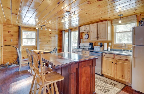 Weirs Beach Cabina | Cozy Laconia Cabin, Close to Winnipesaukee Pier!