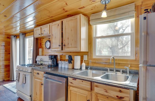 Weirs Beach Cabina | Cozy Laconia Cabin, Close to Winnipesaukee Pier!