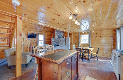 Weirs Beach Cabina | Cozy Laconia Cabin, Close to Winnipesaukee Pier!