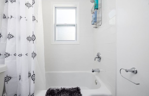 Old Mystic Apartamento | The Avery Flat · Near Mystic, Casinos + USCGA