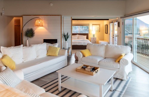 Clear Lake Casa | Clearlake Riviera Hideaway with a relaxing hot tub