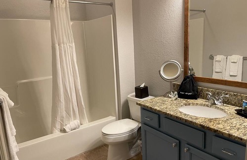 Boyne Falls Complejo | 🌞3-4 Night LaborDay weekend. 2BR 2Bath, kitchen, living & dining room. Sleep 6.