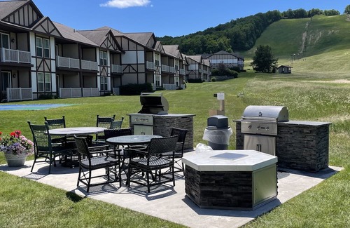 Boyne Falls Complejo | 🌞3-4 Night LaborDay weekend. 2BR 2Bath, kitchen, living & dining room. Sleep 6.