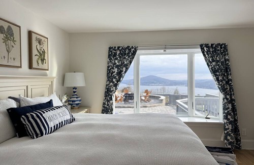 Naples Casa | Happy home vacation rental w/Hot tub and heated pool -Naples, NY