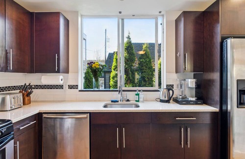 West Woodland Casa | The Growler Garden with Hot Tub