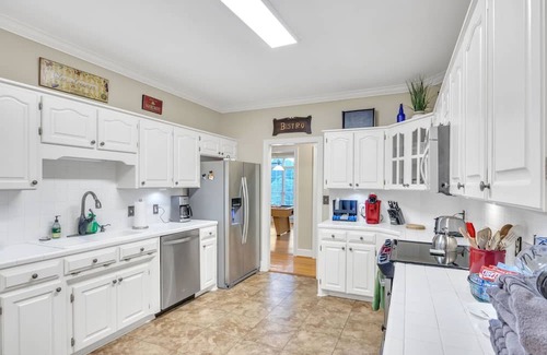 Inman Casa | Serene 3BR by Lake Bowen, Pool & Game Room