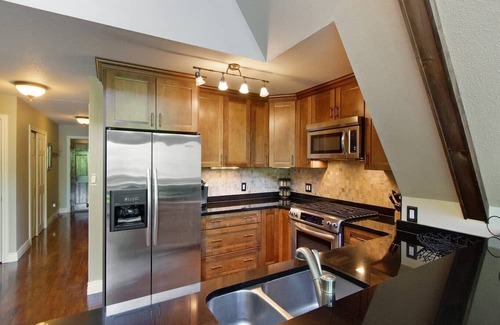 Saratoga Springs Casa | Hidden Gem! Beautiful Deck! Oversized Firepit! Private