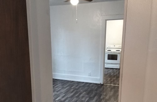 Conneaut Apartamento | Quite residential building with roof access for the eclipse. close to lake Erie