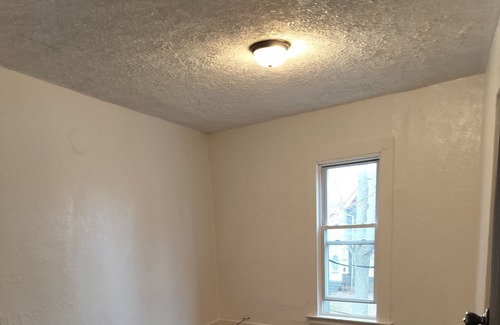Conneaut Apartamento | Quite residential building with roof access for the eclipse. close to lake Erie