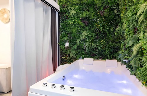Chartrons Apartamento | Secret Jungle Suite Romantique Cachée Bordeaux, Balnéo Jacuzzi & Home Cinéma
