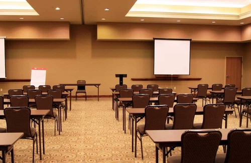 Kingman Casa | Indulge in Comfort: Kingman Stay w/ Pool, Gym, Free Parking & Close to Downtown