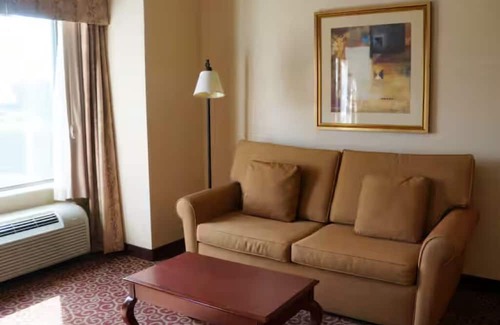 Kingman Casa | Indulge in Comfort: Kingman Stay w/ Pool, Gym, Free Parking & Close to Downtown
