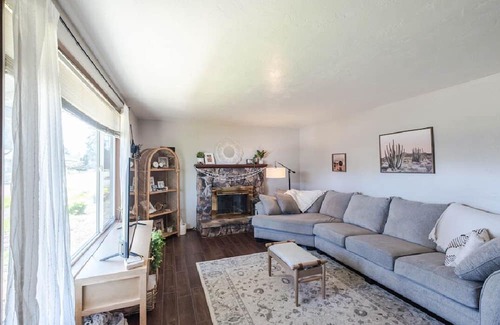 Lebanon Casa | Cute, clean room,shared space and a huge yard,1mi to hospital and m.college