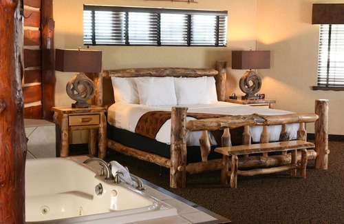 Onalaska Casa | Stoney Creek, Theme Suite Mini Premier, Living Room w/ Sofa! | 3 Units