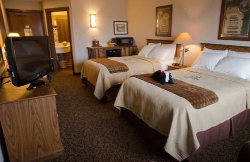Onalaska Casa | Rustic Elegance: Lodge with Pantry, Patio & Saloon! 2 Pools | 3 Units