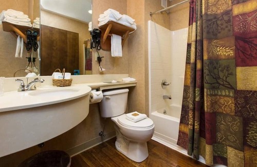 Onalaska Casa | Rustic Elegance: Lodge with Pantry, Patio & Saloon! 2 Pools | 3 Units