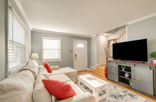 Seminary Hill Casa | Pet-Friendly Alexandria Escape w/ Yard: 8 Mi to DC