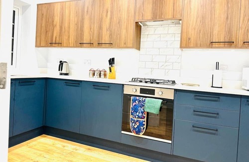 Abbess Roding Casa | The Bishop House for long Stays with Hot tub