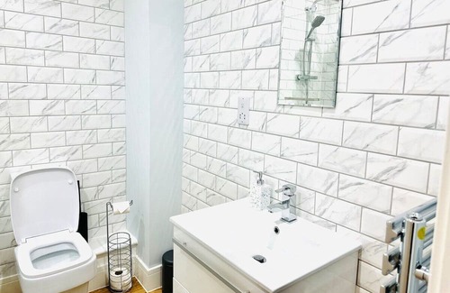 Abbess Roding Casa | The Bishop House for long Stays with Hot tub