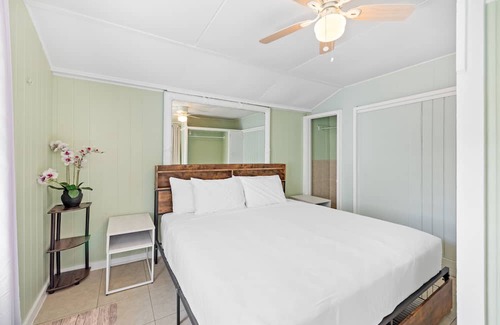 McCully - Moiliili Casa | Cozy 1BR/1BA Hawaiian Hideaway - Ideal for Couples, Near Top Attractions