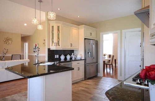 Carrying Place Casa | Luxury Lakeview Villa: Gateway to Winery Paradise