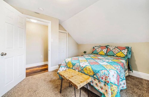 Westbrook Apartamento | Tranquil Haven: Cozy 2BR Retreat, Parking