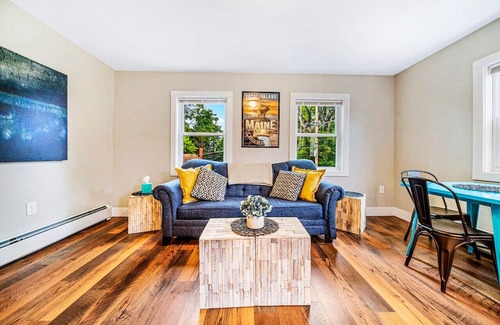 Westbrook Apartamento | Tranquil Haven: Cozy 2BR Retreat, Parking