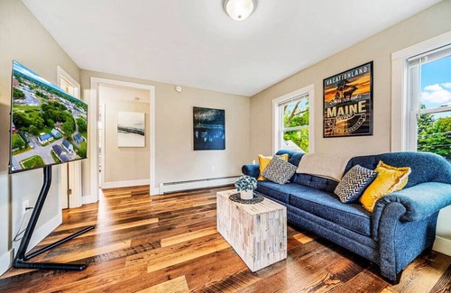 Westbrook Apartamento | Tranquil Haven: Cozy 2BR Retreat, Parking