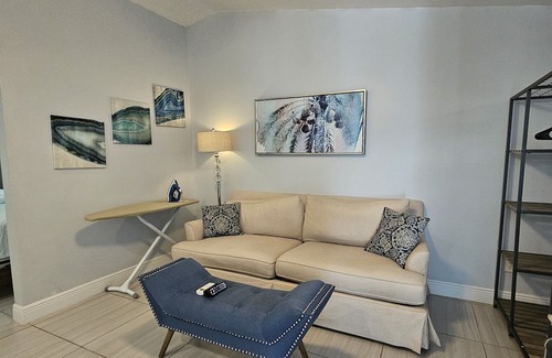 Catalina Casa | 12min/Universal, 5/min to Downtown. Hotel Room Style in a Cozy House in Florida