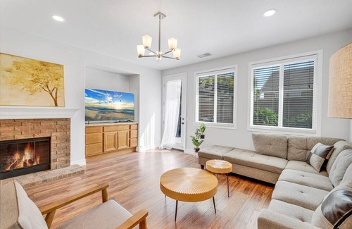 Mira Loma Casa | 4B2.5B/Private Hot tub/Amazing pool/Private garden