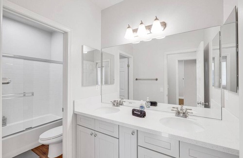 Mira Loma Casa | 4B2.5B/Private Hot tub/Amazing pool/Private garden