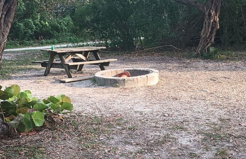 Sunny Isles Beach Alquiler De RV | Camp grounds near the lake ! Beautiful with camp fire spot !