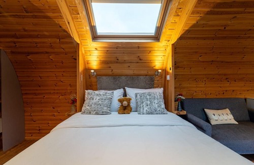 Clitheroe Cabina | Tranquil Luxury: Hot Tub, Firepit, & Sauna