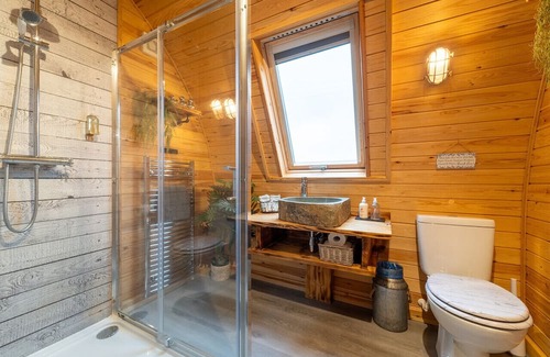 Clitheroe Cabina | Tranquil Luxury: Hot Tub, Firepit, & undercover patio