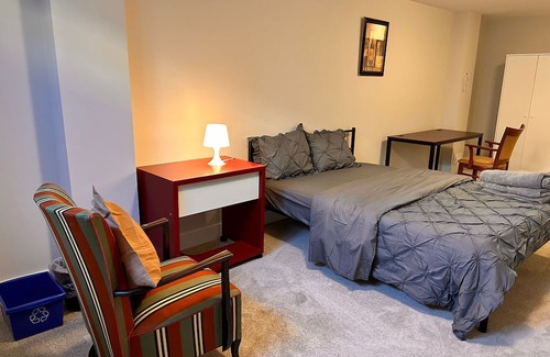 Ottawa Division Casa | New Modern & Classy 4BD/3.5 Bath Townhome|SelfCheck-In+Parking & Kitchen-Kanata